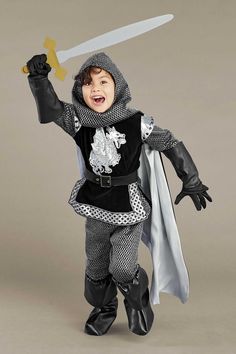 Knight Diy Costume, Knight Dress, Great Costume Ideas, Boys Costumes, Knight Party, Silver Knight, Fairy Tale Costumes, Carnaval Costume, Boy Halloween