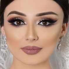 Smoky Bride Makeup, Wedding Makeup Looks For Hooded Eyes, Bronze Full Glam Makeup, Smoky Eyes For Brown Eyes, Heavy Makeup Look Wedding, Bridal Full Glam Makeup, Glam Bride Makeup Hooded Eyes, Brown Eye Bridal Makeup, Winter Wedding Makeup For Brown Eyes