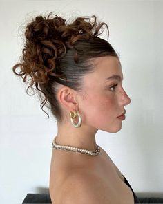 ig riccardagreco | slick back hairstyles | updo hairstyles | hairstyle inspo | hairstyle ideas | pretty hairstyles | curly hair bun | hair inspo | hair ideas | pretty looks On Top Of Head Hairstyles, Short Hair For Prom Ideas, Messy Curled Updo, Short Hair Styles Formal Prom, Cute Hairstyles Mid Length, Curly Loose Bun, Nye Curly Hairstyles, Intricate Hairstyles For Long Hair, Nye Hairstyles Curly Hair