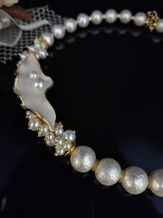 Beautiful choker necklace with white Majorca pearls. The necklace is in the classic 50s style and gives a touch of refined elegance to your look. The necklace is made with rough Majorca pearls, they are pearls with a glass heart and covered with shell substance, they have a perfect round shape and are very bright. The necklace has an adjustable lobster clasp with a 6cm extension. The necklace is asymmetrical thanks to the enamelled leaf component which gives a romantic and refined touch. The necklace is twisted, holds its shape perfectly but at the same time sits perfectly on the neck. This type of necklace is very versatile, suitable for every day but at the same time it is perfect for an evening dress for a special occasion. This pearl necklace cannot be missing from your jewelry collect Elegant Single Strand Round Beads Choker, Elegant Pearl White Choker With Round Beads, Vintage White Pearl Bracelet For Anniversary, Elegant Round Beads Choker For Formal Events, Elegant Round Beads Choker For Formal Occasions, Elegant Round Beads Formal Choker, Elegant Formal Choker With Round Beads, Elegant White Round Beads Choker, Formal Single Strand Pearl Bridal Necklace