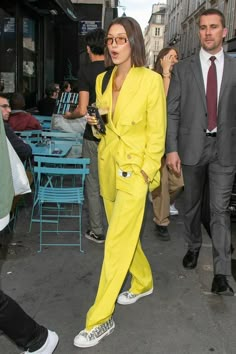 Stile Kylie Jenner, Stile Kendall Jenner, Diy Costumes Women, Yellow Suit, Bella Hadid Outfits, Bella Hadid Style, Paris Shopping, Hadid Style