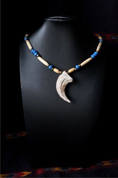 Necklace with resin replica of a fossil claw. Handmade with buffalo bone, antique style brass beads and Native American style crow beads. The claw measures 2.5x5.5 cm. Claw Necklace, Bone Necklace, Brass Beads, Native American Style, The Claw, Native American Fashion, Antique Style, American Style, Fossil