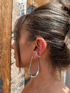 Discover our stylish silver ear cuff, a chunky and trendy statement piece perfect as minimalist jewelry or a thoughtful birthday gift for a friend. This thick ear clip adds a bold accent to any outfit, making it a versatile addition to any jewelry collection. 𝐃𝐄𝐓𝐀𝐈𝐋𝐒 💎 1 ear cuff, included 💎 Material: Alloy 💎 Color: Silver or Gold 💎 Size: One Size (1.5cm) 𝐘𝐎𝐔 𝐌𝐈𝐆𝐇𝐓 𝐀𝐋𝐒𝐎 𝐋𝐈𝐊𝐄 💎 https://www.etsy.com/shop/RUMJewelry/edit?ref=edit_trust_header&section_id=49977016 💎 https Silver Statement Earrings, Evil Eye Ring, Silver Ear Cuff, Ringe Gold, Cartilage Earrings, Trendy Jewelry, Stainless Steel Earrings, Cuff Earrings, Jewelry Earrings Hoops