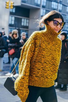 Turtleneck vibes. Fashion Week Street Style Winter, Street Fashion Show, Tommy Ton, Giovanna Battaglia, Street Style Winter, Yellow Sweater, Cool Street Fashion, Fashion Week Street Style, Knit Fashion