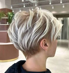 46 Eye-Catching Blonde Pixie Cut Ideas to Show Your Stylist Blonde Pixie Cut, Short Blonde Haircuts, Pixie Haircut For Thick Hair, Short Hair Trends, Blonde Pixie Haircut, Short Grey Hair, Growing Out Short Hair Styles, Blonde Pixie Cuts, Short Choppy Hair