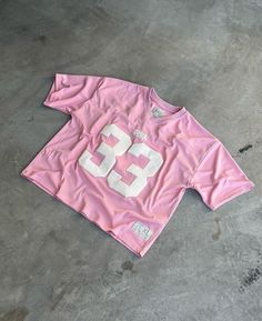 🍾🌸 This Jersey is an Aura Boost. The Cleanest Statement Piece I’ve seen This Year. The Creators Infamous for there ‘NY’ Zip Ups Just Won’t stop Cooking up The Cleanest Pieces. In The Last Slide You Can see there embossed Dark Green & Stunning Bright Pink Leather Wallets, Which Would Probably Make the next time you pay a Statement.. Unless ofc if your shit declines for buying it😬 So if you want Free Clothes We Are Running The EASIEST Giveaway you’ll ever Enter. Just Follow are Insta to E... Streetwear Fashion Couple, Y2k Men, Y2k Shorts, Xmas List, Striped Jersey, Men Street, Collars For Women, Fashion Couple, Pink Princess