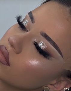 Silver Glitter Glam Makeup, Silver Wedding Eye Makeup, Silver Party Makeup, Makeup Looks With Silver, Sliver Makeup Prom, Makeup Looks Silver Glitter, Silver Birthday Makeup, Light Silver Makeup, Makeup Ideas Silver