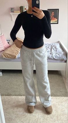 Sweatpants Outfit Ideas, Sweatpants Outfits, Look Legging, Cozy Sweatpants, Baggy Sweatpants, Sweatpants Outfit, Paris Mode