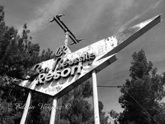 an old sign for the bell records resort in black and white with trees in the background