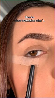 Sharp eyeshadow wing hack Makeup Tutorial for Beginners credit @makeup (Instagram) Eyeshadow Wing, Easy Eyeliner Tutorial, Eyeshadow As Eyeliner, How To Do Winged Eyeliner, Basic Eye Makeup, Simple Eyeshadow Tutorial, Makeup Wings, How To Do Eyeshadow, Easy Eyeliner