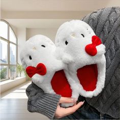 New In Package Color: White And Red Plush Hello Kitty Slippers Size 36-37 = 6-6.5 Size 38-39 = 7-7.5 Size 40-41 = 8-8.5 Plush Bedroom, House Shoes Slippers, Winter Bedroom, Cozy Shoes, Plush Slippers, Söt Katt, Cute Slippers, Shoes Boots Ankle, Designer Slippers