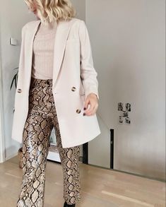 Python Pants Outfit, Snake Print Trousers Outfit, Snakeskin Pants Outfit, Snake Print Pants Outfit, Snake Pants Outfit, Printed Trousers Outfit, Casual Brunch Outfits, Print Jeans Outfit, Snake Print Outfit