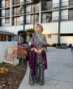 Frock Photo Poses, Wedding Gharara, Walima Outfit, Bridal Gharara, Photo Poses Ideas, Crocheted Skirt, Pants Crochet, Pakistani Fashion Casual