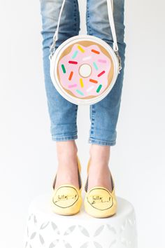 little cropped jeans are cute to me--little pop of color in the shoes is nice. no logo for shoes is good, as well. Donut Bag, Diy Donuts, Donut Decorations, Studio Diy, Gamine Style, Diy Bags Patterns, Diy Purse, Fashion Project, Purse