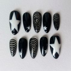 Black Base Nails, Emo Summer Nails, Black Alt Nails, Simple Aesthetic Nail Designs, Whimsy Goth Nails, Cute Grunge Nails, Alt Nails Acrylics, Trendy Black Nail Designs, Goth Nail Designs