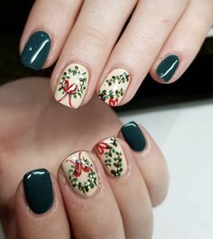 Wreath Nails, Nails Gingerbread, Nails Candy Cane, Christmas Nails Short, Nailart Ideas, Xmas Nail, Festive Nail Designs, New Years Nail Art, Xmas Nail Art