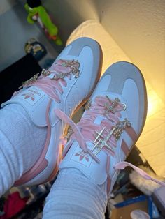 New Sneakers Insta Story, Calm Concert Outfit, Pin Sambas, Low Top Sneakers Women, Cute Girly Shoes Sneakers, Shoes Inspo Women, Birthday Shoes Sneakers, Shoes For Christmas List, Bows On Shoes