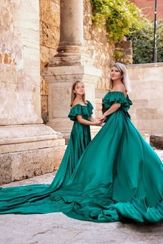 Long Tail Dress, Tail Dress, Emerald Green Color, Prom Dresses Vintage, Long Train, Family Photo Sessions, Long Tail, Style Expert, Photo Session