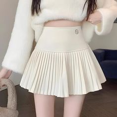 Versprühen Sie verspielten Charme mit diesem hochgeschnittenen Mini-Skort. Mit seinen scharfen Falten und der engen Taille verbindet er die kokette Ästhetik eines Rocks mit dem Komfort von Shorts. Perfekt für einen luftigen Tag oder eine stilvolle Lernsession. Sanfte Mädchenästhetik Unsichtbarer Verschluss an der Seite Empire Pattern, Patchwork Fashion, Study Session, Crop Pullover, Under The Skirt, Soft Girl Aesthetic, Corset Bustier, Winter Fabric, Patchwork Jeans