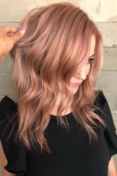 Rose gold is the perfect fusion of blonde hair, copper undertones, and a hint of pink. Gold Hair Colors, Hair Color Rose Gold, Beautiful Hair Color, Hair Done, Rose Gold Hair, Rose Hair, Hair Color Balayage, Gold Hair, Hair Color Trends