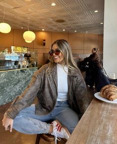 Cold Farmers Market Outfit, Mystic Falls Outfit Ideas, Casual Fall Dinner Outfit, Los Angeles Winter Outfits, 30 Degree Weather Outfit, 50 Degree Weather Outfit, Dinner Outfits Fall, 70 Degree Weather Outfit, 60 Degree Weather Outfit