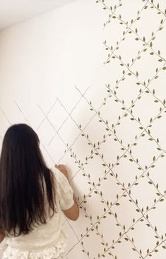 Cottagecore Wall Paint, Vines Painted On Walls, Artsy Wall Painting Ideas, Hand Painted Wall Flowers, Diy Flower Wall Painting, Hallway Mural Ideas Diy, Simple Painted Wall Design, Diy Boho Wall Painting, Vintage Wall Painting Ideas