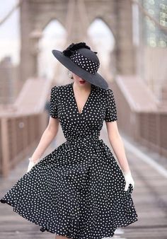 The Pretty Dress Company, Foto Poses, Vintage Inspired Outfits, Vestidos Vintage, 1940s Fashion, 50s Fashion, Mode Vintage, Brooklyn Bridge, Polka Dot Dress