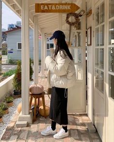 Cold Winter Outfits Aesthetic Korean, Korea Autumn Fashion, Winter Outfits Japanese, Korea Winter Outfit, Japanese Winter Outfits, Korea Winter Fashion, Japan Outfit Winter, Japanese Winter Fashion, Outfits For Cold Weather