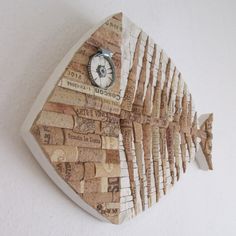 Mosaico realizzato su sagoma di legno ritagliata a mano. Materiali Marmo e sughero. Dimensioni 30 x 21 x 2 cm. Peso: 350 gr. Sulla collezione Questo mosaico appartiene alla collezione Fish Wall Art. Clicca qui se vuoi saperne di più Spedizione Costi di spedizione inclusi nel prezzo. Normalmente spediamo i nostri prodotti entro una settimana. Vuoi conoscere i tempi di consegna precisi? Scrivici in chat! Cork Art Projects, Mosaic Garden Art, Cork Wall, Cork Art, Art Mosaic, Fish Wall Art, Artist Blog, Mosaic Garden, Sculpture Painting