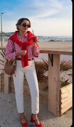 Red And White Striped Shirt Outfit, Lisbon Street Style, Outfit Bogota, White Striped Shirt Outfit, Stripes Outfit, Casual Work Outfits Women, White Jeans Outfit, Trendy Outfit Ideas, Stripe Outfits