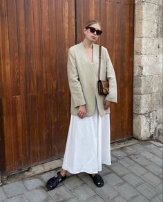 Outfit Ideas Oversized, White Skirt Outfits, Oversized Blazers, Cool Denim, Street Style Spring, Spring Outfit Ideas, Minimal Outfit, Black Book, Style Spring