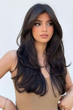 Viene como una de las tendencias de temporada mas fuerte y por eso debemos conocerlo, el corte de cabello mariposa no solo estara a la moda sino que t... Long Dark Hair, Haircuts Straight Hair