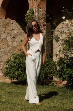 Diane White Linen Vest – 12th Tribe White Linen Pants Outfit, White Linen Trousers, Linen Pants Outfit, Linen Vest, Ootd Spring, Spring Break Outfit, Europe Outfits, White Linen Pants, Italy Outfits