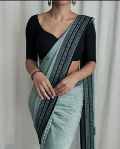 Saree Elegant Simple, Cotton Saari Style, Simple Saree Jacket Designs, Blouse Designs For Cotton Sarees Style, Farewell Saree Blouse Ideas, Blouse Ideas For Cotton Saree, Aesthetic Blouse Design For Saree, Casual Saree Blouse Designs, Simple Sari Look