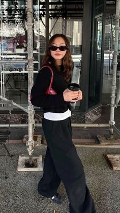 Winter Outfit With Sunglasses, Journalist Outfit Aesthetic, Fall 24 Outfits, Sunglasses Outfit Aesthetic, Black Pullover Outfit, Outfit Pantalon Noir, Black Pants Outfit Winter, Transition Outfits Summer To Fall, Coffee Outfit Ideas