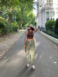 Cargo Pants And Cap Outfit, Outfits With Parachute Pants Summer, Cargo Pants Outfit With Hat, Cargo With Crop Top, Cargos With Crop Top, Summer Camo Pants Outfit, Green Dunk High Outfit, Cargo Pants With Nike Dunks, Cargo And Crop Top Outfit