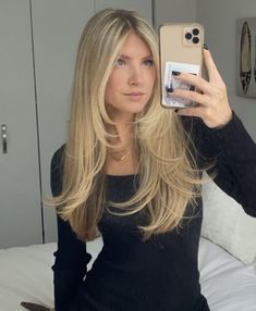 Blonde Hair Framed Face, Blonde Hair Shaped Around Face, Curtain Bang Inspo Long Hair, Low Face Framing Layers, Facial Layers Long Hair, Unstyled Face Framing Layers, Laired Haircuts, Blond With Layers, Long Later With Face Framing Wavy Hair