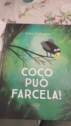 the book coco puo farcela is sitting on a bed