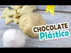 some food is laying out on a wooden table with the words chocolate plastico above it