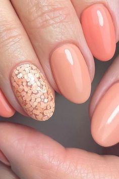 Glitter is not reserved for the Winter holidays. This is living proof that of how extraordinary they look when combined with peach fuzz color.//photocredit:@brillasexpress Peach Fuzz Nails, Pink Peach Nails, Peach Nail Designs, Peachy Nails, Peach Colored Nails, Nails February, Peach Nail Polish, Sunset Nails, Confetti Nails