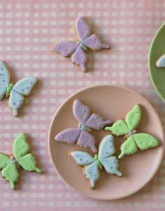 some cookies that are on a plate and in front of the words, galllas marjoa punteadas