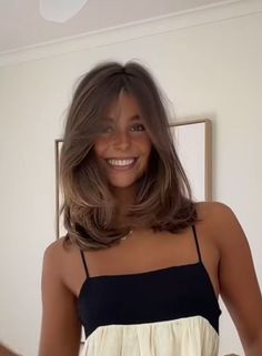 beautiful hair color and style Medium Short Haircut With Layers, Haircut Mid Length Wavy, Eloise Mumme Haircut, Long Layer Short Hair, Minimal Layers Hair, Jennifer Aniston Hair Mid Length, Mom Short Haircut, Short Hair Layered Cut Shoulder Length, Mid Layers Haircut