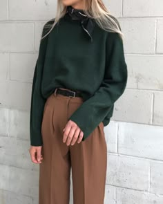 Emerald dark green woolen sweater, silk print scarf, cognac brown wide-leg trouserrs @jkayesss Looks Street Style, Brown Pants, Work Week, Winter Trends, Date Outfits, Green Sweater