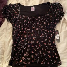 Nwt!! Black Floral Short Sleeve Top. Never Worn! Very Soft. Size Small Floral Tank Top Outfit, Dainty Tops, Fitted Short Sleeve Fairy Grunge Top, Coquette Black Summer Tops, Black Fitted Fairy Grunge Top, Feminine Black Floral Print Top, Coquette Floral Top, Floral Shirt Outfit, 2000s Stuff