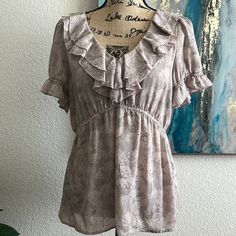 Nwot H & M Women's Top Blouse Vneck Mini Peplum Flowers Print Beige Brown Sz 10. #714 Chic Floral Print Blouse By H&m, Chic H&m Blouse With Floral Print, H&m V-neck Blouse For Summer, H&m V-neck Summer Blouse, H&m Ruffled Blouse, Fitted Ruffle Blouse From H&m, Fitted Ruffled Blouse By H&m, Fitted Ruffle Blouse H&m, Elegant Ruffled Top From H&m