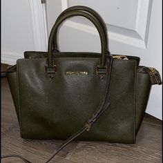 Large Mk Olive Green Purse. Used A Handful Of Times. Have Kept In The Dust Bag When Not Being Used. In Great Condition Just Don’t Use It Anymore. Still Have Original Tag With The Bag. Originally $358. Brown Leather Tote Bag, Sachet Bags, Snake Skin Bag, Mk Purse, Michael Kors Tote Bags, Green Purse, Michael Kors Shoulder Bag, Brown Leather Totes, Black Shoulder Bag