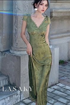 Lasaky - Exquisite V-Neck Satin Gown with Floral Embroidered Detail and Waist-Tightening Feature Vintage Bodycon Dress, Look Formal, Womens Long Dresses, Estilo Hippie, Cottagecore Dress, Prom Dress Inspiration, Maxi Dress Green, Mode Inspo, Green Satin