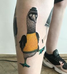 a bird with a hat and star on its leg is shown in this tattoo design