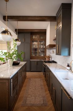 30 Modern Kitchen Designs: How To Give Your Kitchen A Timeless Look #farmhouse #kitchen #ideas Colonial House Kitchen, Victorian Modern Kitchen, Modern Colonial Kitchen, Modern Victorian Kitchen, Warm Modern Kitchen, Earth Tones Kitchen, Dark Kitchen Floors, European Kitchen Design, Condo Kitchen Remodel