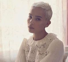 Short Hair Pixie Cuts, Super Short Hair, Edgy Short Hair, Zoe Kravitz, Very Short Hair, Michelle Williams, Penteado Cabelo Curto, Short Pixie Haircuts, Short Blonde